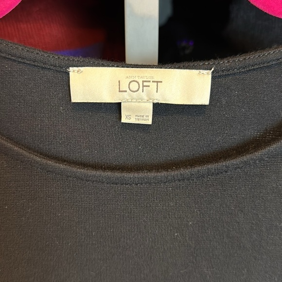Loft black short sleeve cold shoulder top size XS - Picture 2 of 3